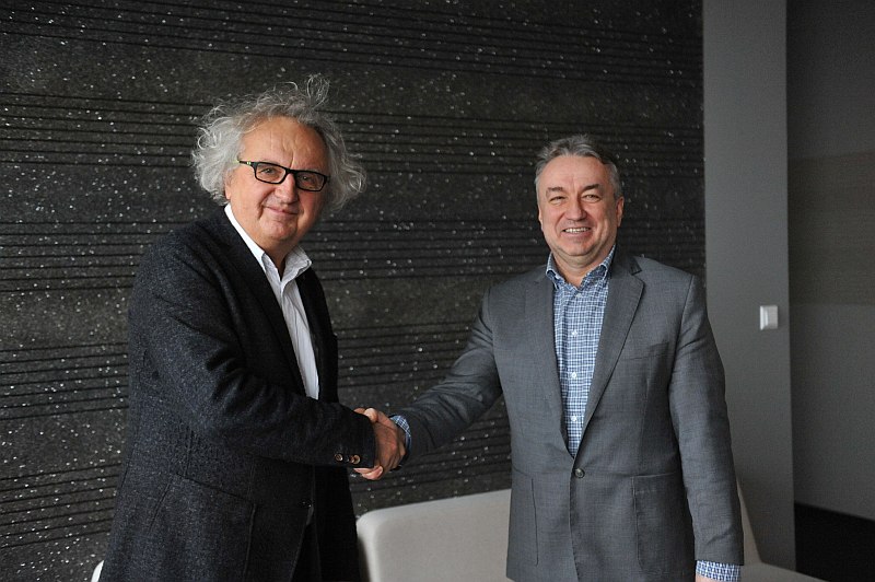 Prezes Targów Kielce dr Andrzej Mochoń oraz Jacek Kłudka, dyrektor Targów TSW w środę podpisali umowę na organizację wydarzenia